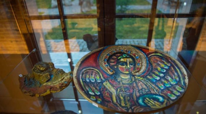 „Piękne Madonny, Śliczne Anioły”. Wystawa prac Eugeniusza Molskiego w Hebdowie – ZDJĘCIA