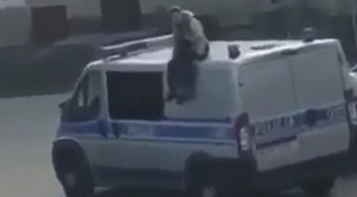 Brzesko. Policjanci zajęli się sprawą nastolatka, który wszedł na dach radiowozu