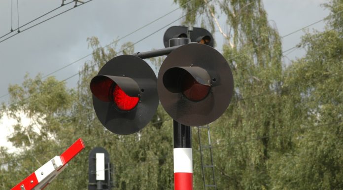 Wjechał na przejazd kolejowy zmuszając maszynistę do nagłego hamowania