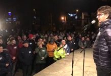 „Murem za Romanem”. Wiec poparcia dla burmistrza Niepołomic – WIDEO