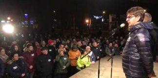 „Murem za Romanem”. Wiec poparcia dla burmistrza Niepołomic – WIDEO