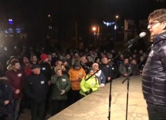 „Murem za Romanem”. Wiec poparcia dla burmistrza Niepołomic – WIDEO