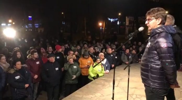 „Murem za Romanem”. Wiec poparcia dla burmistrza Niepołomic – WIDEO