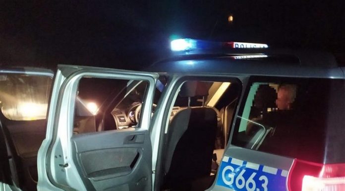 Zatrzymany rozbił głową szybę w policyjnym radiowozie