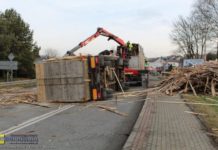 Wywrócona przyczepa z drewnem zablokowała DK94 w Łapczycy