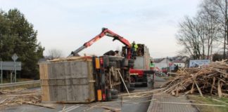 Wywrócona przyczepa z drewnem zablokowała DK94 w Łapczycy