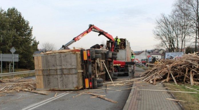Wywrócona przyczepa z drewnem zablokowała DK94 w Łapczycy