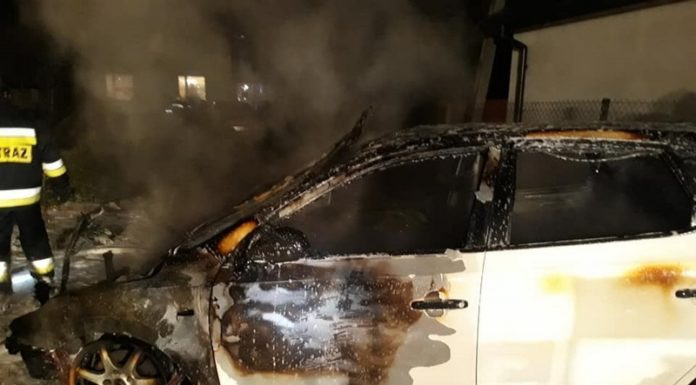 Wokowice. W nocy spłonął samochód zaparkowany przed domem