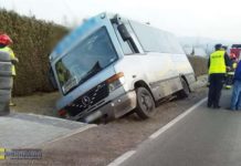 Łąkta Górna. Bus wjechał do rowu. Pasażerowie uwięzieni w środku