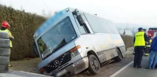 Łąkta Górna. Bus wjechał do rowu. Pasażerowie uwięzieni w środku