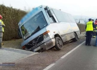 Łąkta Górna. Bus wjechał do rowu. Pasażerowie uwięzieni w środku