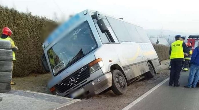 Łąkta Górna. Bus wjechał do rowu. Pasażerowie uwięzieni w środku