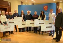 Dotacje dla klubów sportowych. Burmistrz wręczał symboliczne czeki – ZDJĘCIA