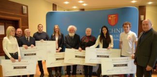 Dotacje dla klubów sportowych. Burmistrz wręczał symboliczne czeki – ZDJĘCIA