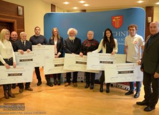 Dotacje dla klubów sportowych. Burmistrz wręczał symboliczne czeki – ZDJĘCIA