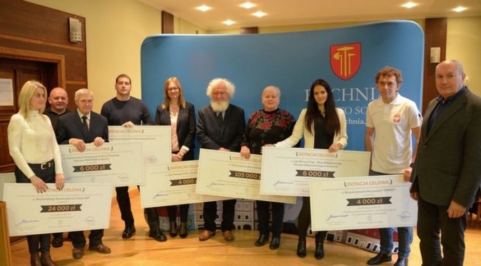 Dotacje dla klubów sportowych. Burmistrz wręczał symboliczne czeki – ZDJĘCIA