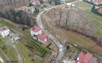 Bochnia. Stabilizacja osuwiska na ul. Łychów. Kiedy otwarcie drogi?