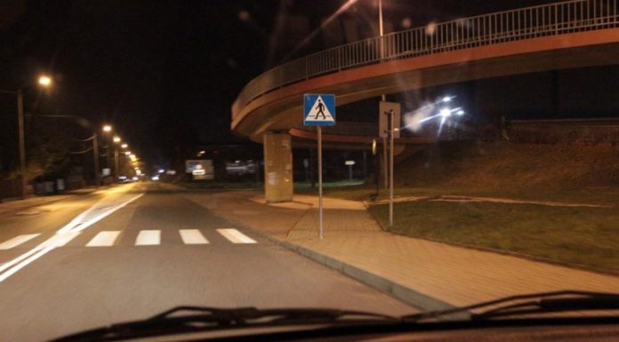 Brzesko. Policjanci pomogli zagubionej 88-latce bezpiecznie wrócić do domu