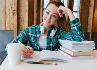 Czy nauczyciele mogą zadawać uczniom prace domowe? Głos zabrał Rzecznik Praw Dziecka