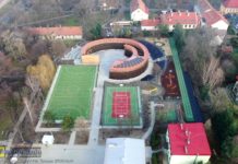 Nowe boiska przy tężni z regulaminem. Jedno z boisk jest do futsalu i piłki ręcznej