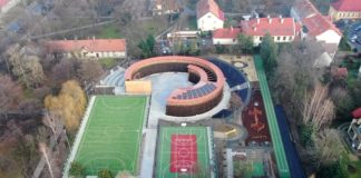 Nowe boiska przy tężni z regulaminem. Jedno z boisk jest do futsalu i piłki ręcznej