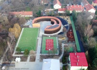 Nowe boiska przy tężni z regulaminem. Jedno z boisk jest do futsalu i piłki ręcznej