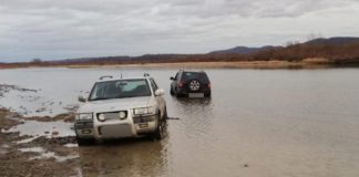 Domosławice. Urządzili sobie rajd terenówkami po rzece