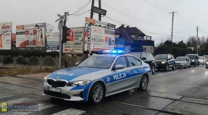 Internauci wyśmiewają przejazd kolumny prezydenta Andrzeja Dudy przez Brzesko. Tylko czy słusznie?