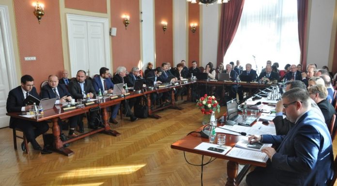 Powiat. Klub PiS oburzony propozycją podwyżek dla starosty i radnych