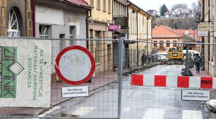 Zamknięto ul. Wolnica. Zmiany w organizacji ruchu, ale kierowcy jeżdżą „na pamięć”. Jak długo potrwają utrudnienia?