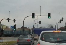 Pociąg na „słynnym” przejeździe kolejowym w Brzesku – WIDEO