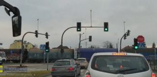 Pociąg na „słynnym” przejeździe kolejowym w Brzesku – WIDEO