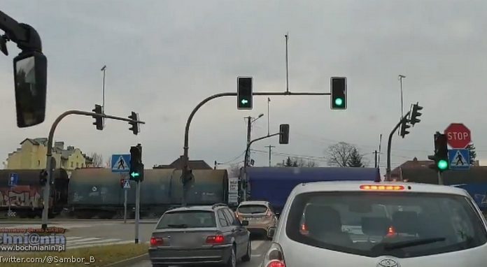 Pociąg na „słynnym” przejeździe kolejowym w Brzesku – WIDEO