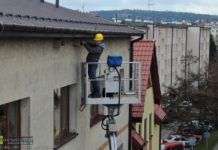 Bochnia. Budki lęgowe dla jerzyków zamontowano na budynku starostwa