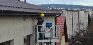 Bochnia. Budki lęgowe dla jerzyków zamontowano na budynku starostwa