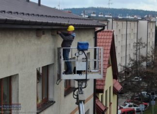 Bochnia. Budki lęgowe dla jerzyków zamontowano na budynku starostwa