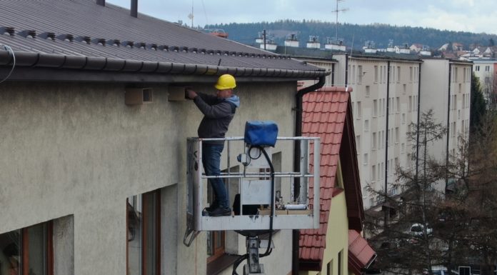Bochnia. Budki lęgowe dla jerzyków zamontowano na budynku starostwa
