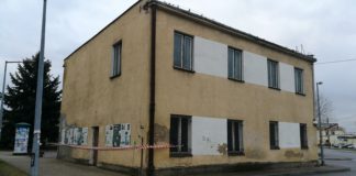 Bochnia. Budynek przy basenie się sypie. Ma być wyburzony