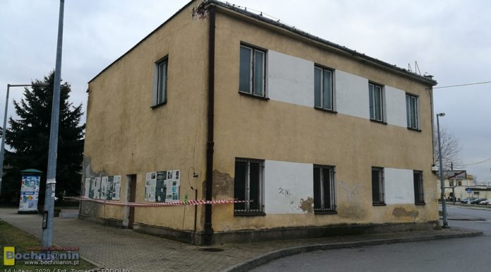 Bochnia. Budynek przy basenie się sypie. Ma być wyburzony