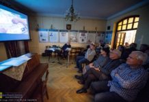 „Wokół Przebraża”. U Bochniaków opowieść i film o cmentarzach na Kresach – ZDJĘCIA