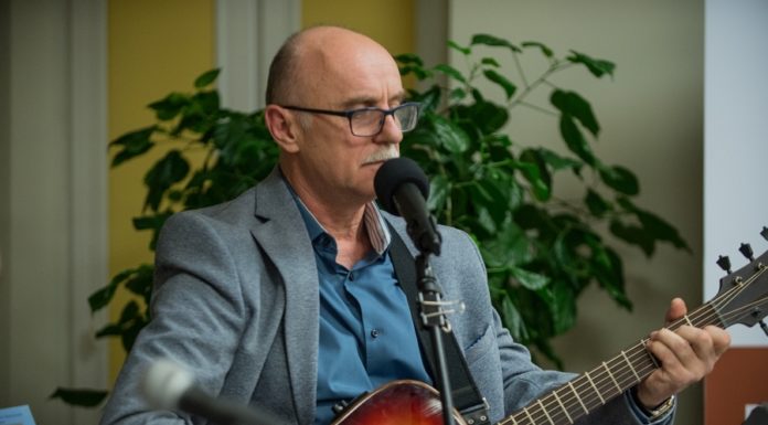 Biblioteka: Zbigniew Pikuła i promocja jego tomiku poezji – ZDJĘCIA