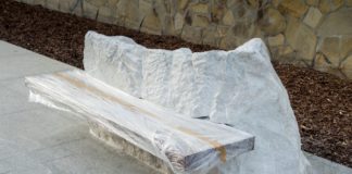 Bochnia. W centrum pojawiły się ławeczki na „bryłach soli” – ZDJĘCIA