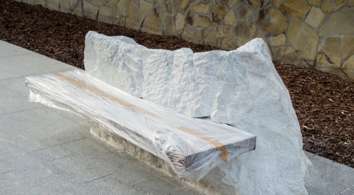 Bochnia. W centrum pojawiły się ławeczki na „bryłach soli” – ZDJĘCIA