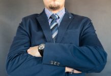 Miał zwolnienie lekarskie na chory kręgosłup. ZUS przyłapał go, jak dźwigał z sąsiadem szafę