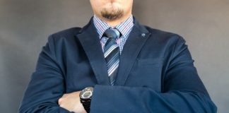 Miał zwolnienie lekarskie na chory kręgosłup. ZUS przyłapał go, jak dźwigał z sąsiadem szafę