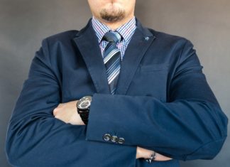 Miał zwolnienie lekarskie na chory kręgosłup. ZUS przyłapał go, jak dźwigał z sąsiadem szafę