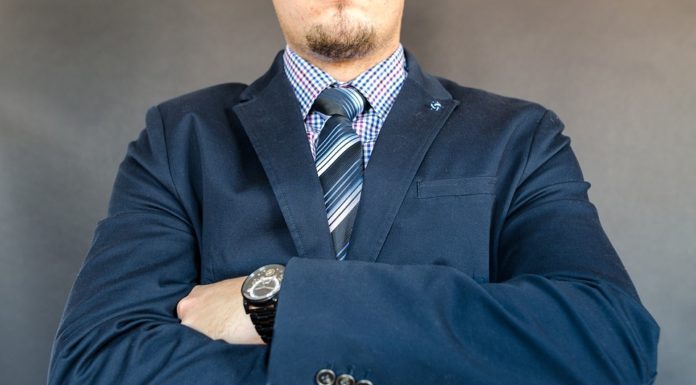 Miał zwolnienie lekarskie na chory kręgosłup. ZUS przyłapał go, jak dźwigał z sąsiadem szafę