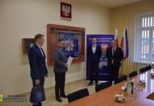 Bochnia. Naczelnik Wydziału Ruchu Drogowego i oficer dyżurny kończą pracę w policji