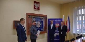 Bochnia. Naczelnik Wydziału Ruchu Drogowego i oficer dyżurny kończą pracę w policji