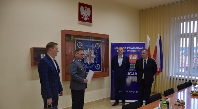 Bochnia. Naczelnik Wydziału Ruchu Drogowego i oficer dyżurny kończą pracę w policji